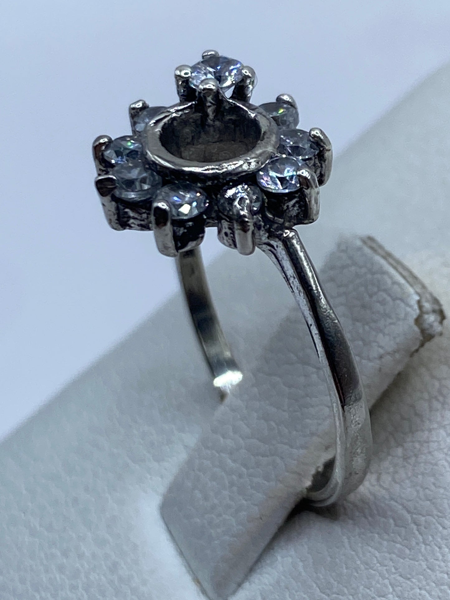 Detalle del engaste a mano de circonia en plata .925 visto desde arriba