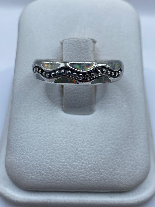 Anillo de plata .950 con ópalo de fuego multicolor en estuche blanco, vista superior del engaste