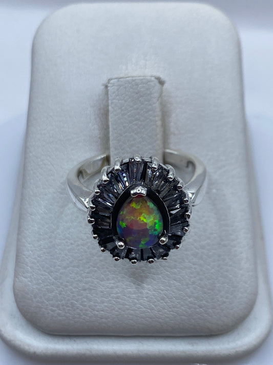 Anillo de plata con ópalo de fuego rosa, centro del enfoque, sobre fondo blanco de presentación