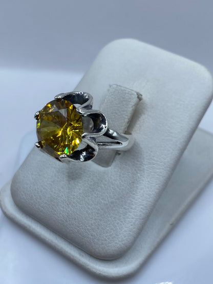 Anillo de plata .925 con circonia amarilla en talla 6, detalle lateral del engaste