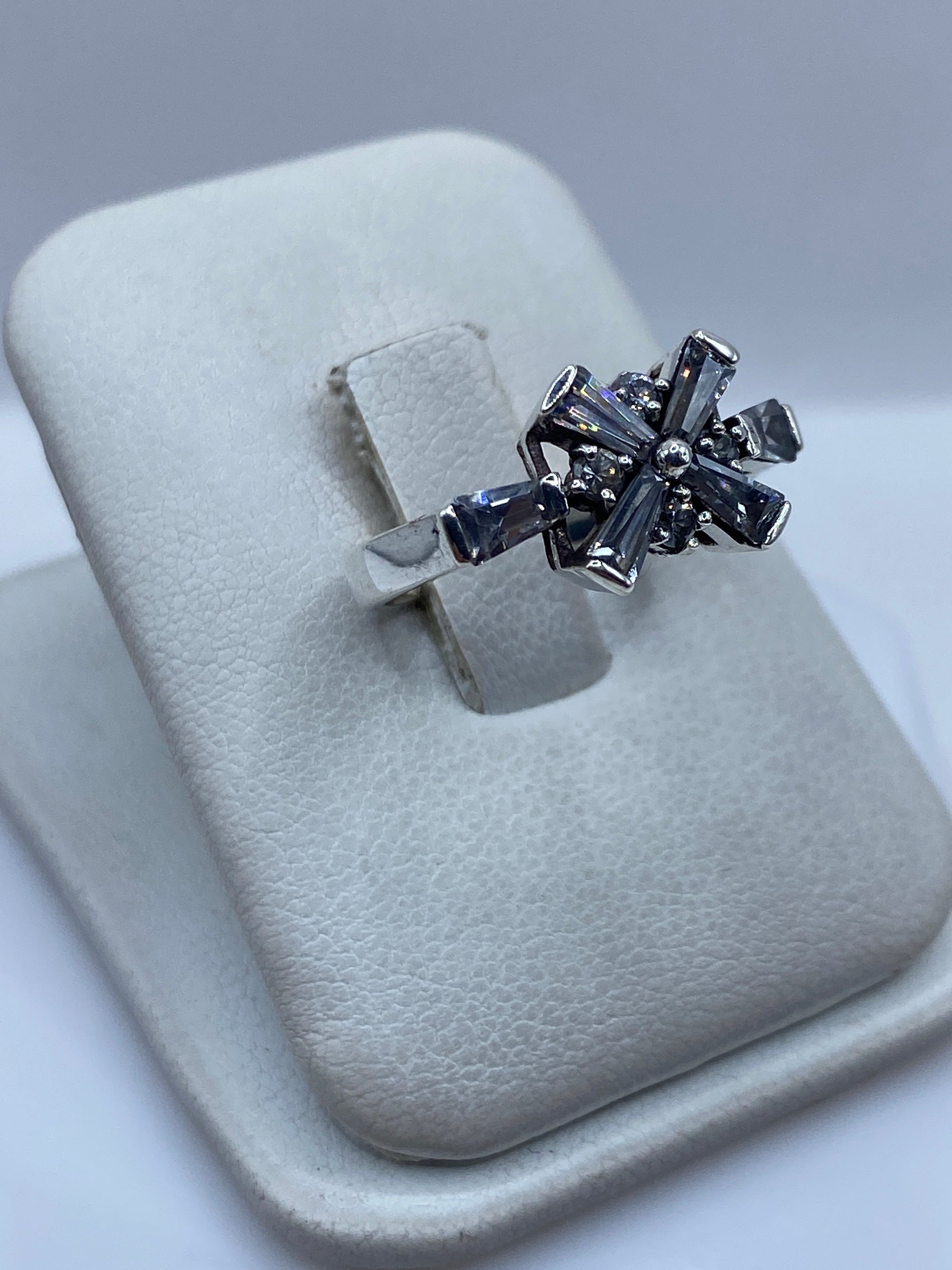 Vista lateral del anillo mostrando el volumen 3D de la cruz de circonia y plata
