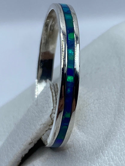 Ópalo de fuego azul engastado en plata .950, vista interior con sello 950