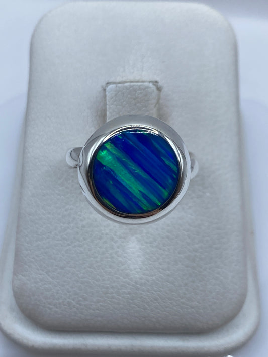 Anillo de plata ajustable con ópalo de fuego azul verdoso en estuche blanco
