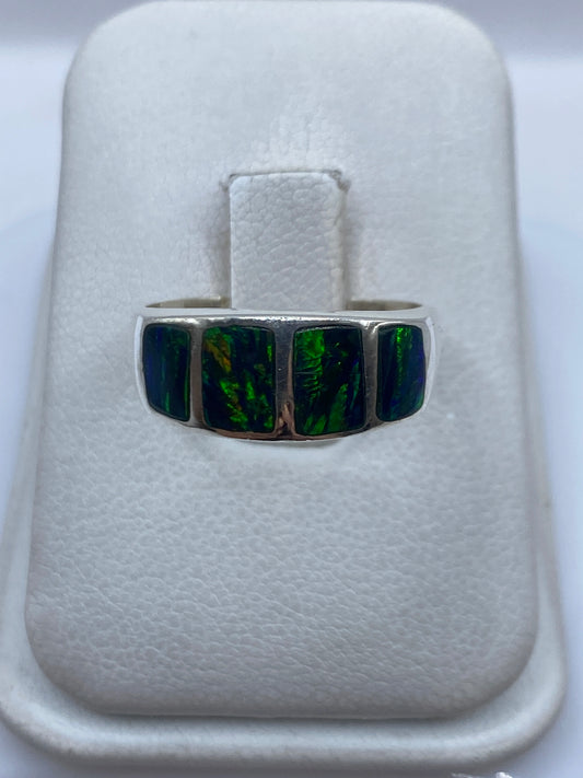 Anillo de plata .950 con Ópalo de Fuego verde en caja blanca de Arte Taxco