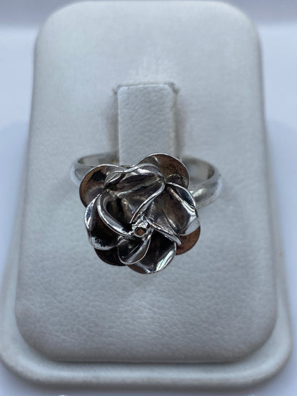 Anillo de plata con diseño de rosa floral tridimensional, ajustable, en estuche de joyería blanco