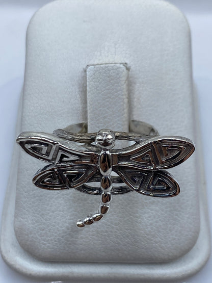 Anillo de plata calado con diseño prehispánico geométrico en el dedo