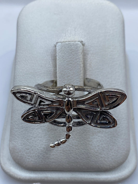 Anillo de plata calado con diseño prehispánico geométrico en el dedo