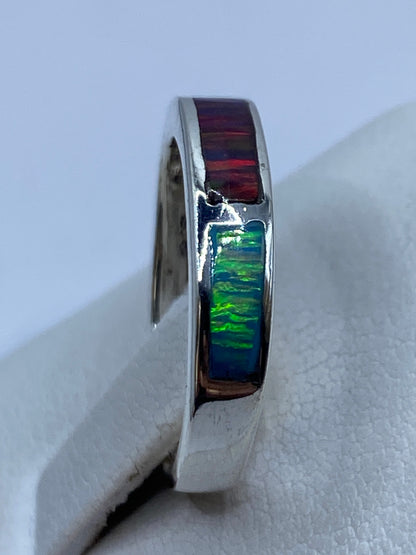 Ópalo de Fuego multicolor visto de frente, capturando reflejos de luz