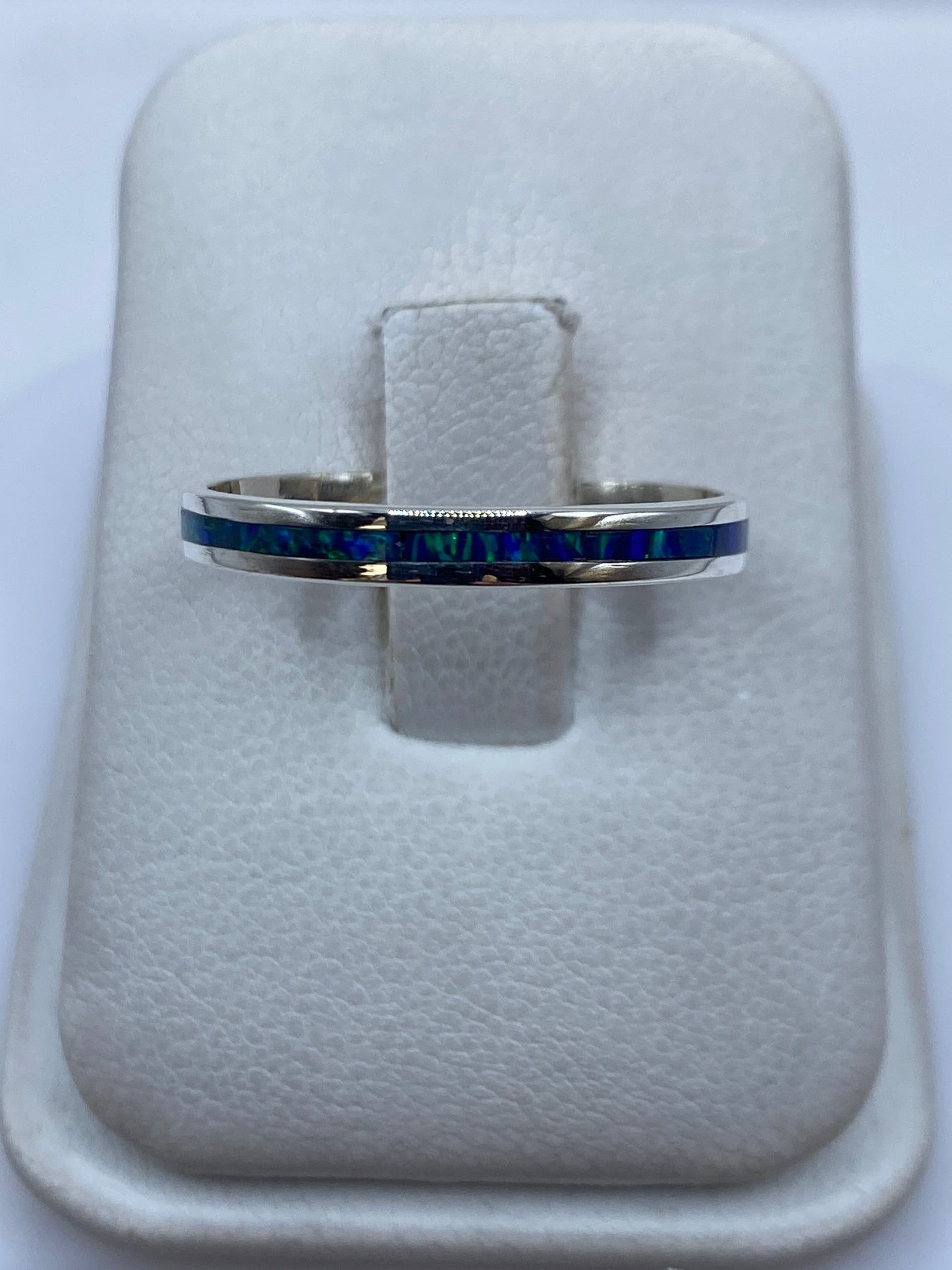 Anillo de plata .950 con ópalo de fuego azul en estuche blanco, vista superior