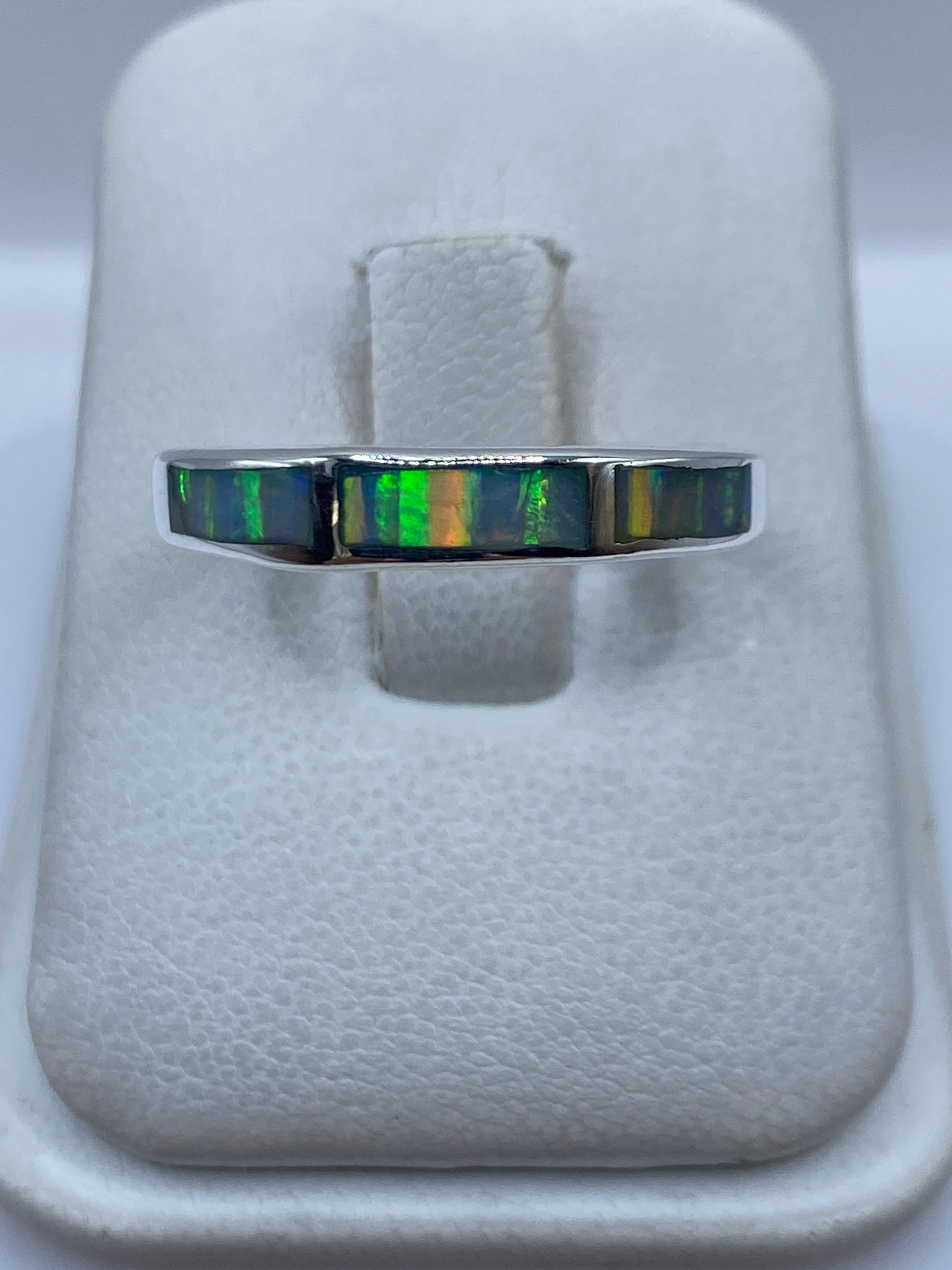 Anillo de plata .950 con ópalo de fuego azul cielo en estuche blanco
