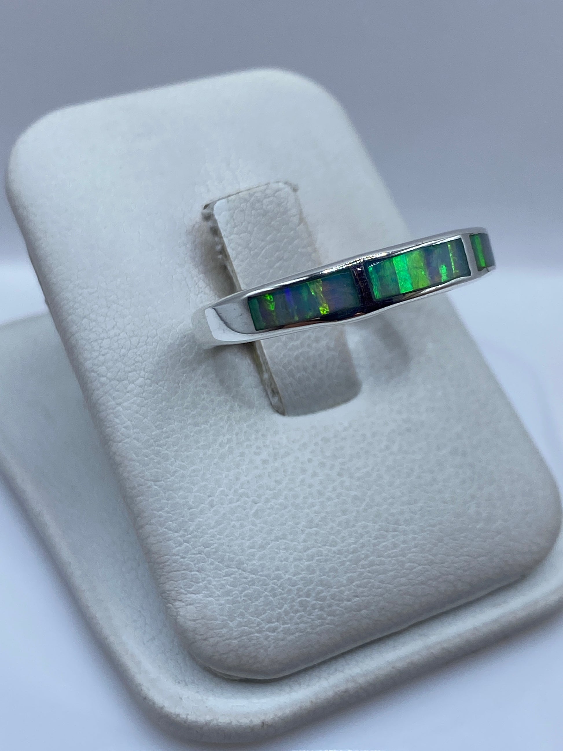Vista frontal del anillo unisex mostrando el engaste de ópalo de fuego