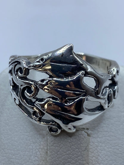 Anillo de plata calado en la mano de una mujer, mostrando el diseño abierto y elegante