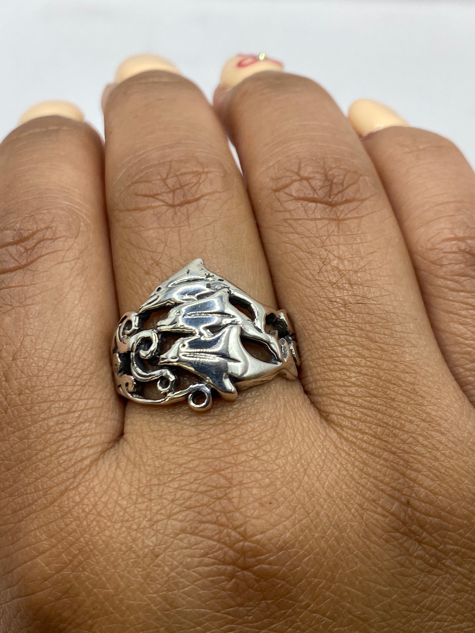 Anillo sobre balanza de precisión pesando 5.1 gramos, con certificado de SKU