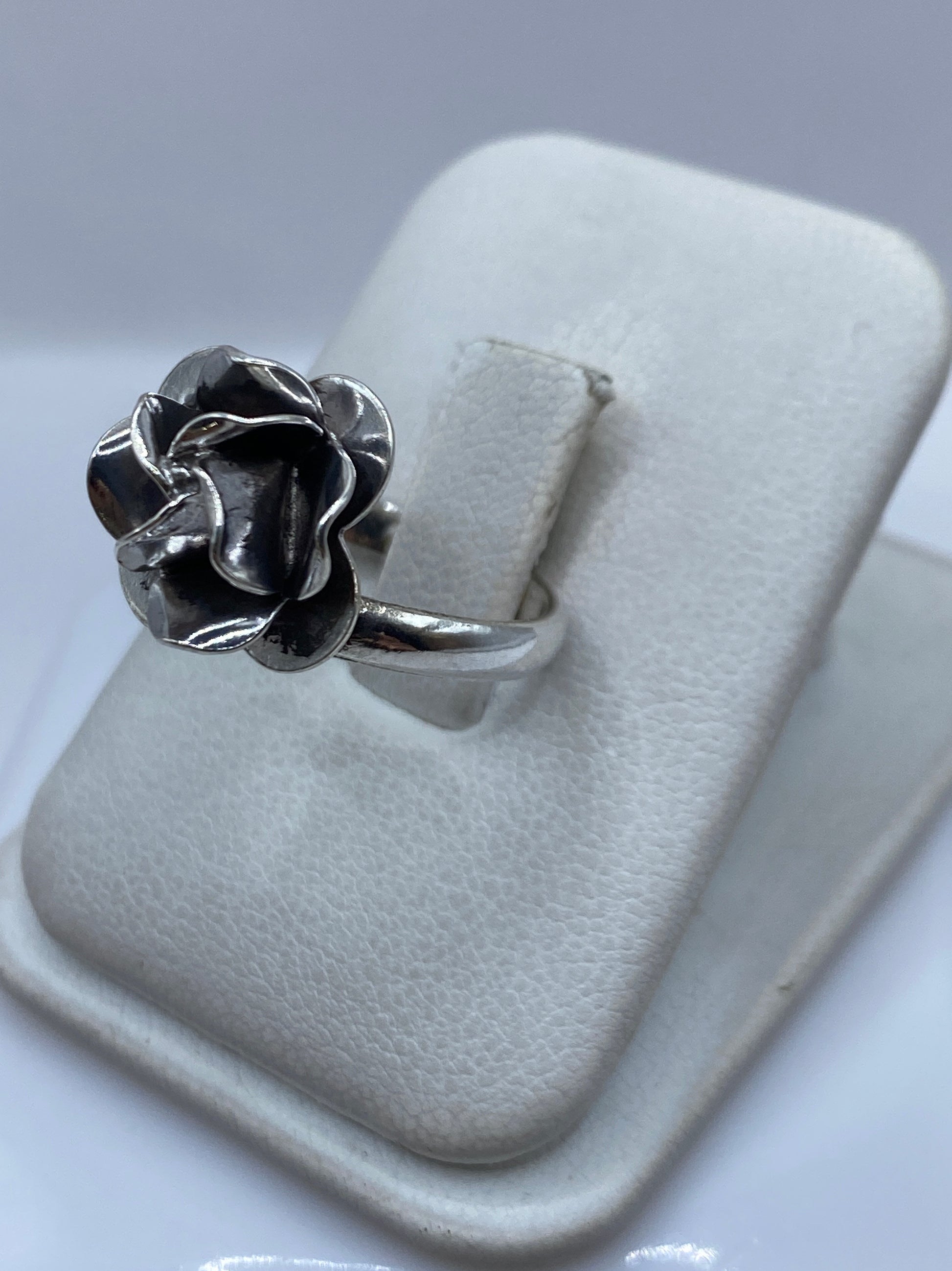 Vista lateral del anillo ajustable rosa mostrando los pétalos en detalle