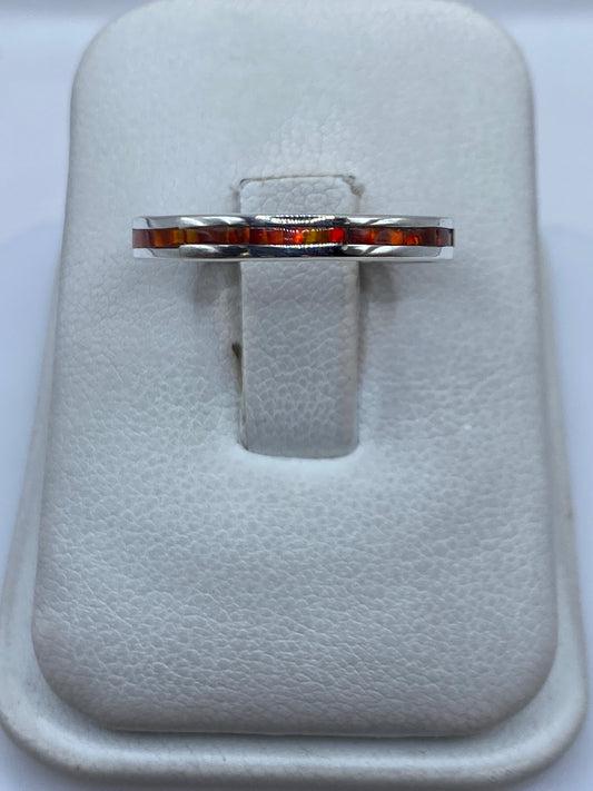 Anillo de plata .950 con ópalo de fuego naranja en estuche blanco, vista frontal