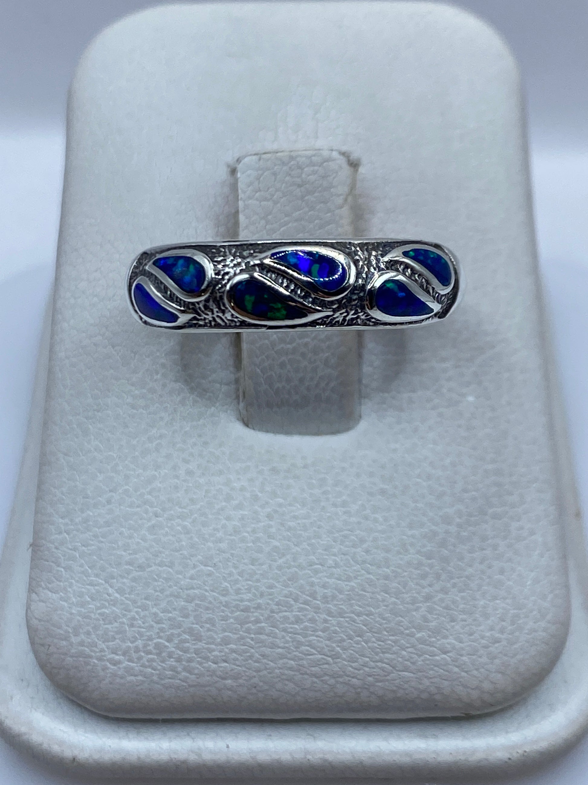 Anillo de plata .950 con ópalo de fuego azul en caja de presentación blanca