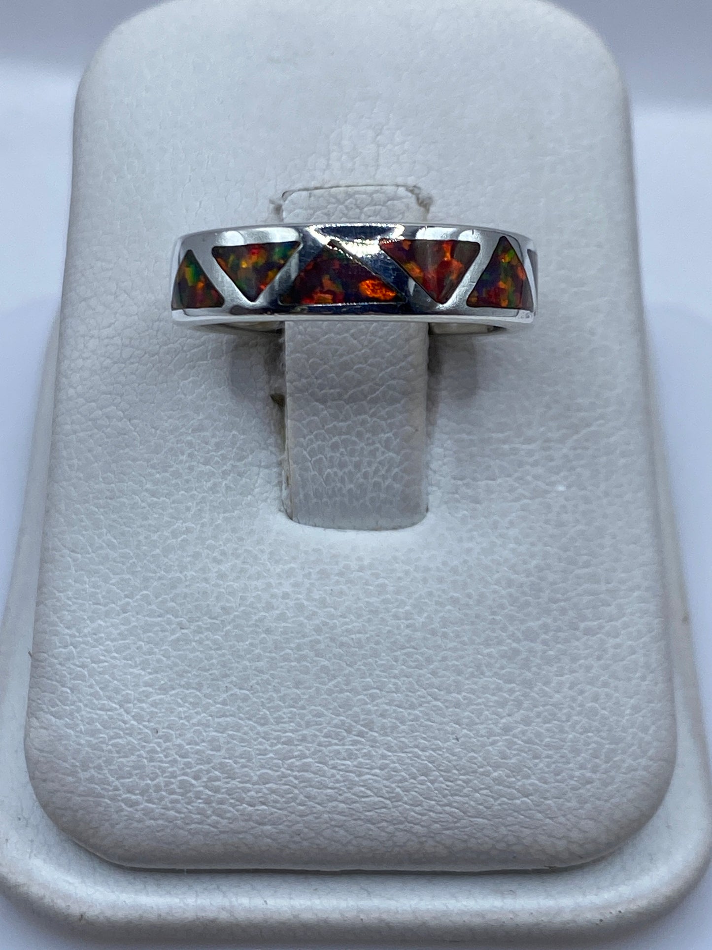 Anillo de plata .950 con ópalo de fuego multicolor en forma de triángulos engastados, sobre estuche de presentación