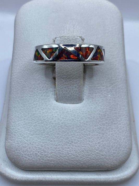 Anillo de plata .950 con ópalo de fuego multicolor en forma de triángulos engastados, sobre estuche de presentación