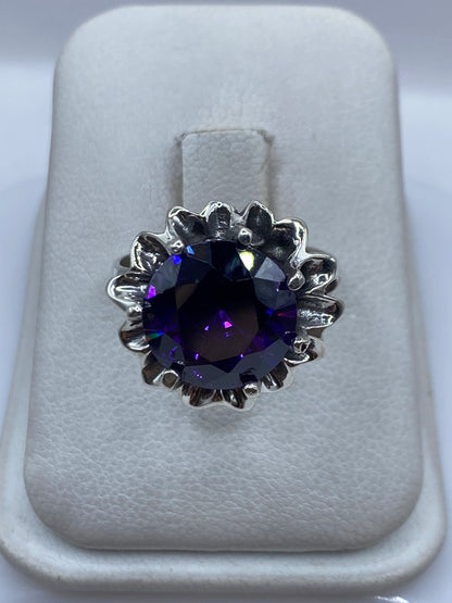 Anillo de plata con circonia morada en corona floral, vista frontal en estuche