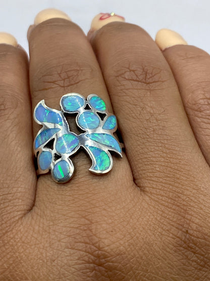 Anillo en la mano mostrando cómo brilla el ópalo de fuego con movimiento