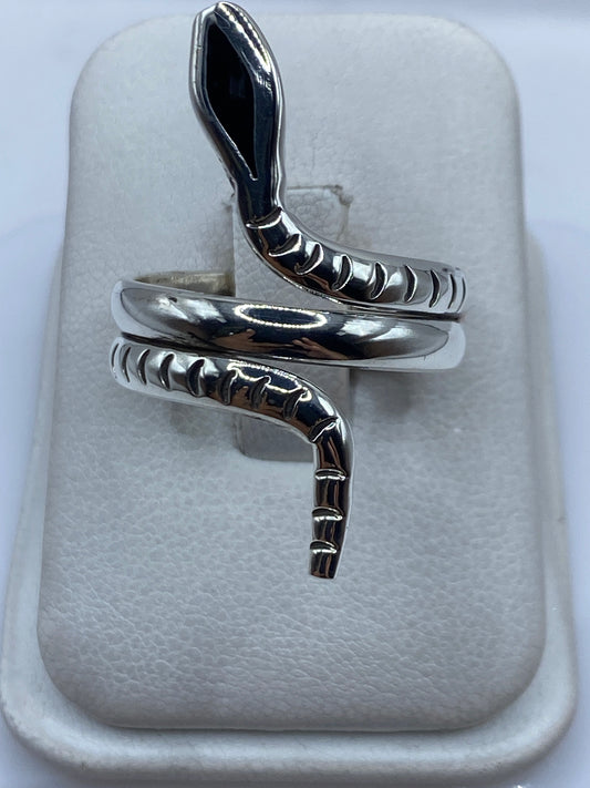 Anillo de plata serpiente ajustable en espiral sobre fondo blanco