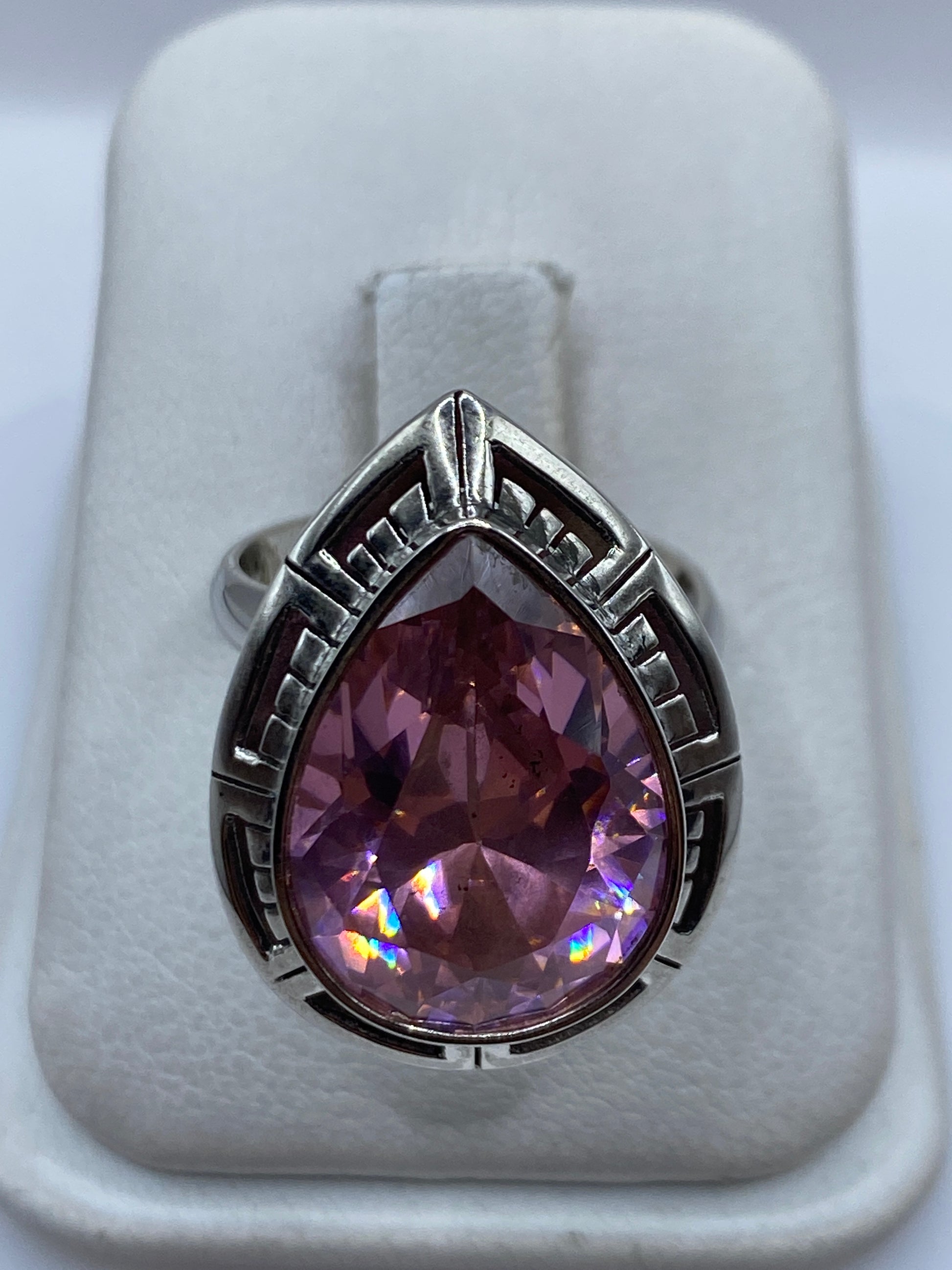 Anillo de plata ajustable con circonia rosa facetada en diseño art-déco sobre estuche blanco
