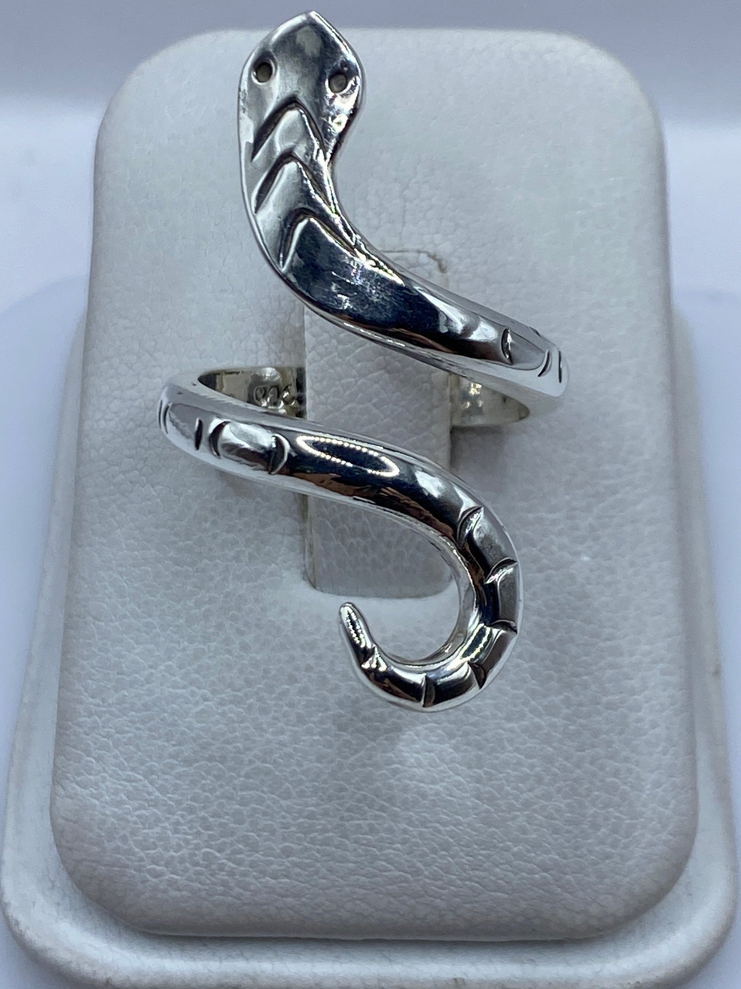 Anillo giratorio de plata .925 en la mano, mostrando el movimiento fluido