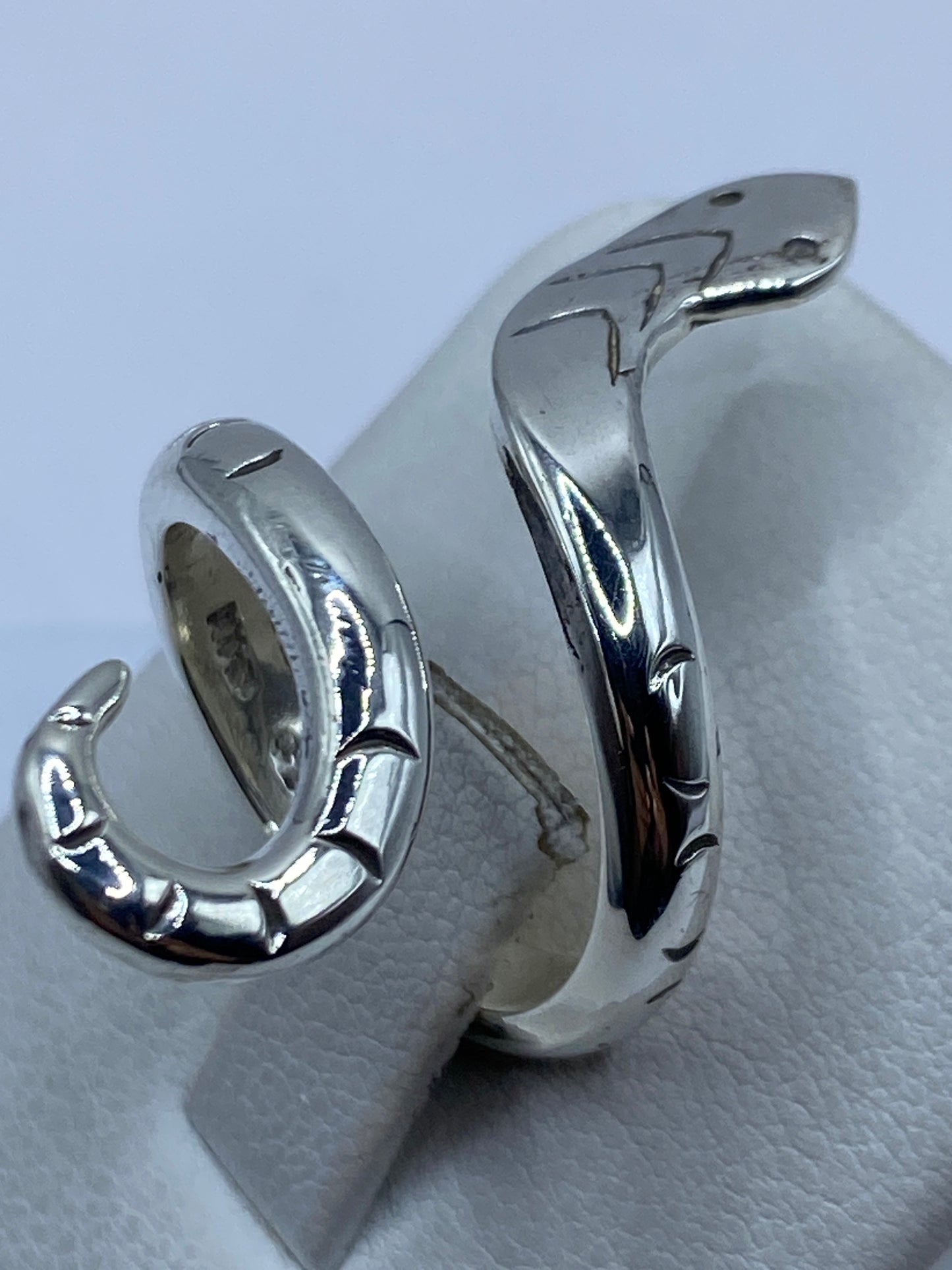 Anillo de plata sobre dedo, demostrando tamaño y movimiento