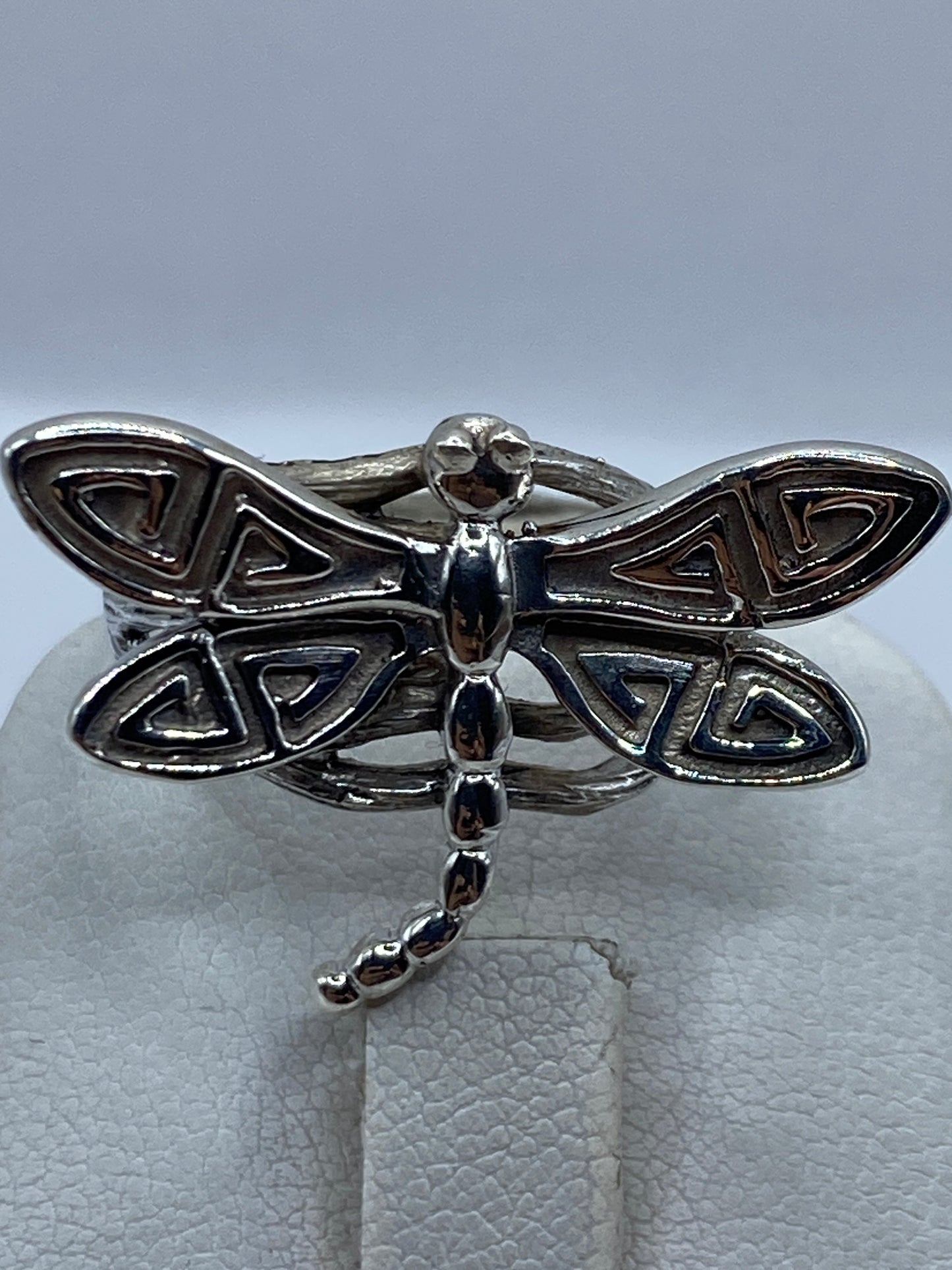 Anillo puesto en dedo, diseño de libélula con líneas étnicas