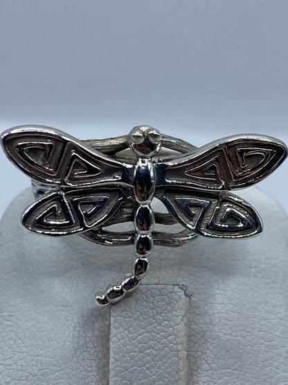 Anillo puesto en dedo, diseño de libélula con líneas étnicas