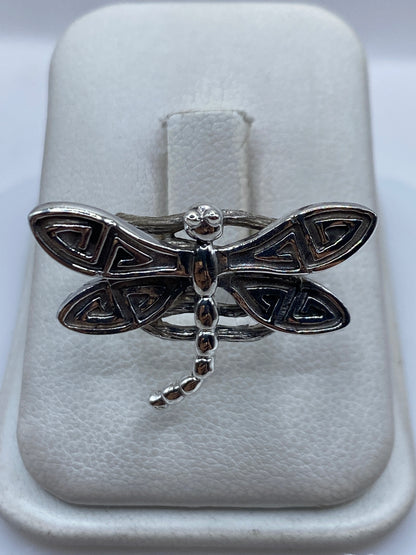 Anillo de plata .950 con diseño de libélula prehispánica, alas abiertas con motivos geométricos aztecas