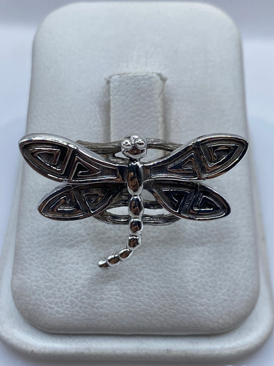 Anillo de plata .950 con diseño de libélula prehispánica, alas abiertas con motivos geométricos aztecas
