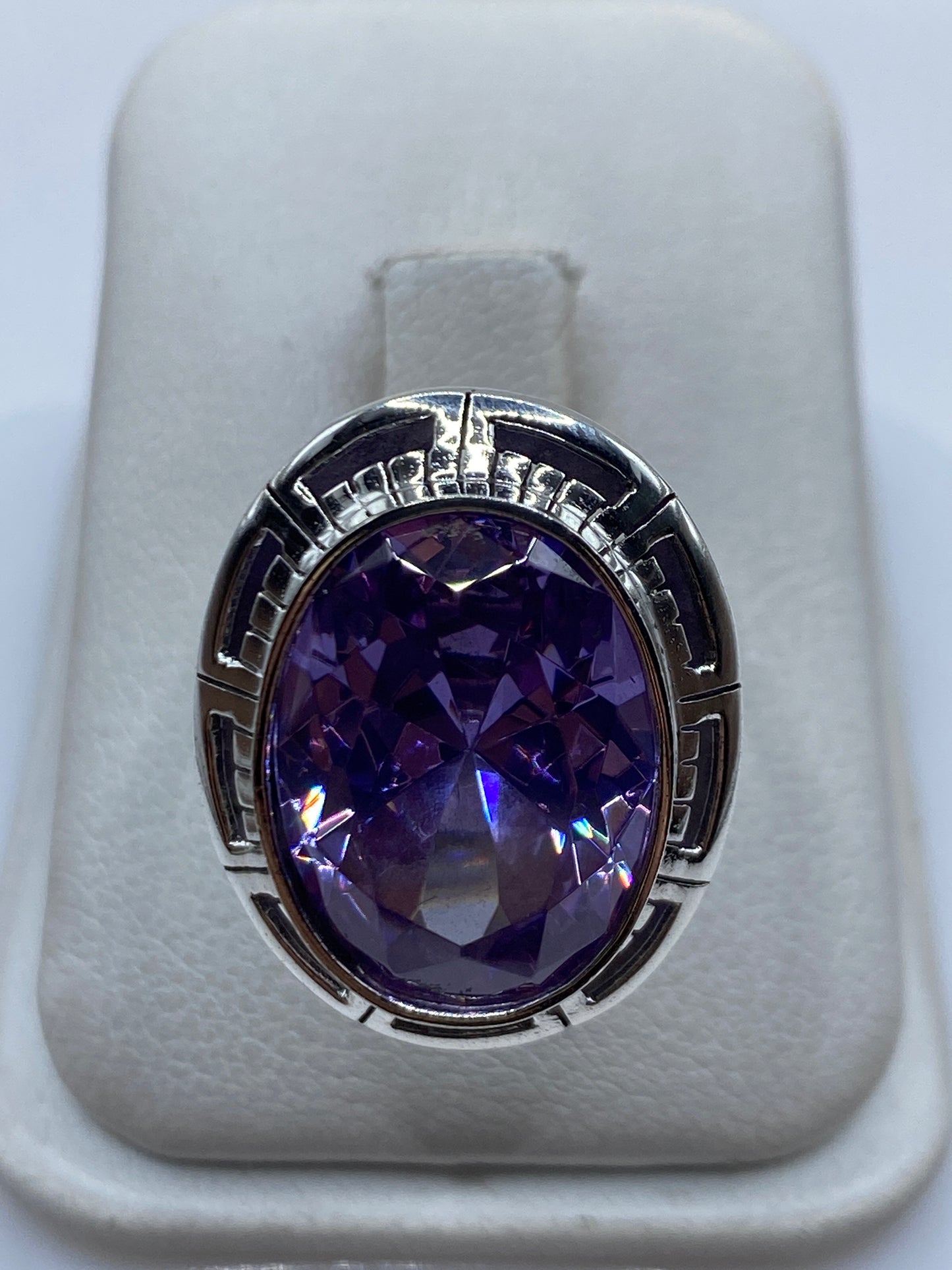 Anillo ajustable de plata .925 con circonia lavanda en marco art-déco, visto de frente
