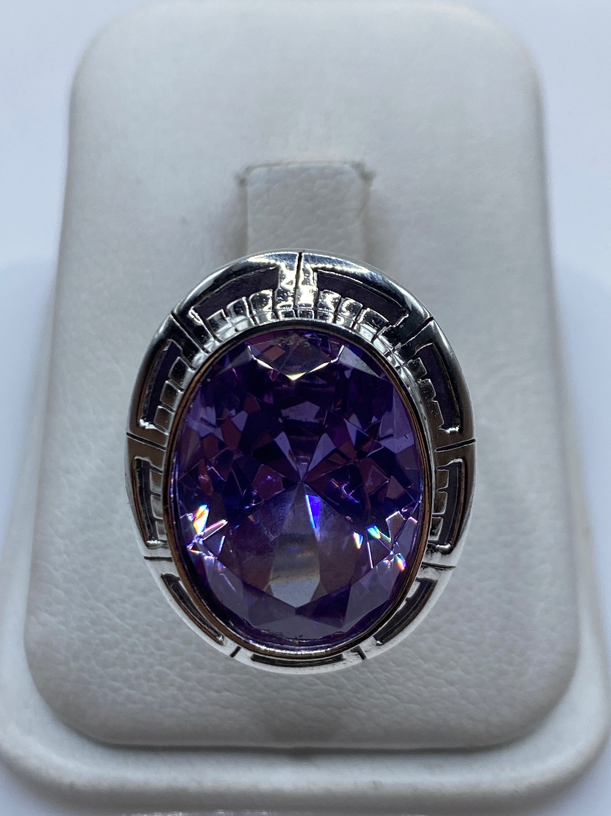 Anillo ajustable de plata .925 con circonia lavanda en marco art-déco, visto de frente
