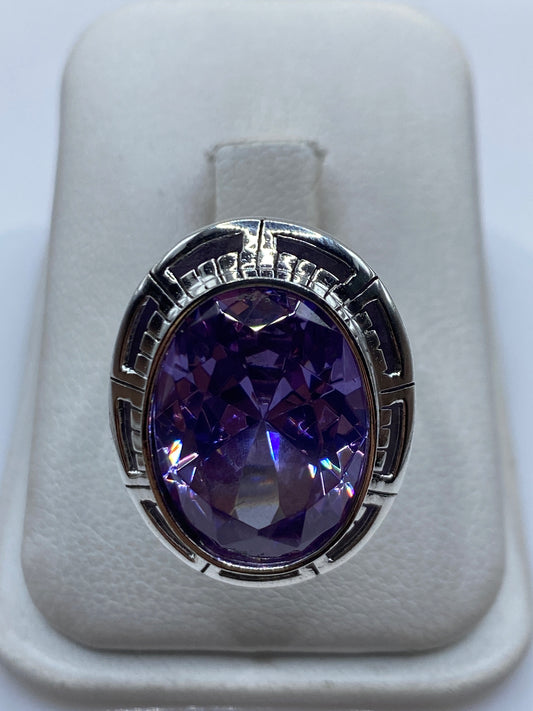Anillo ajustable de plata .925 con circonia lavanda en marco art-déco, visto de frente
