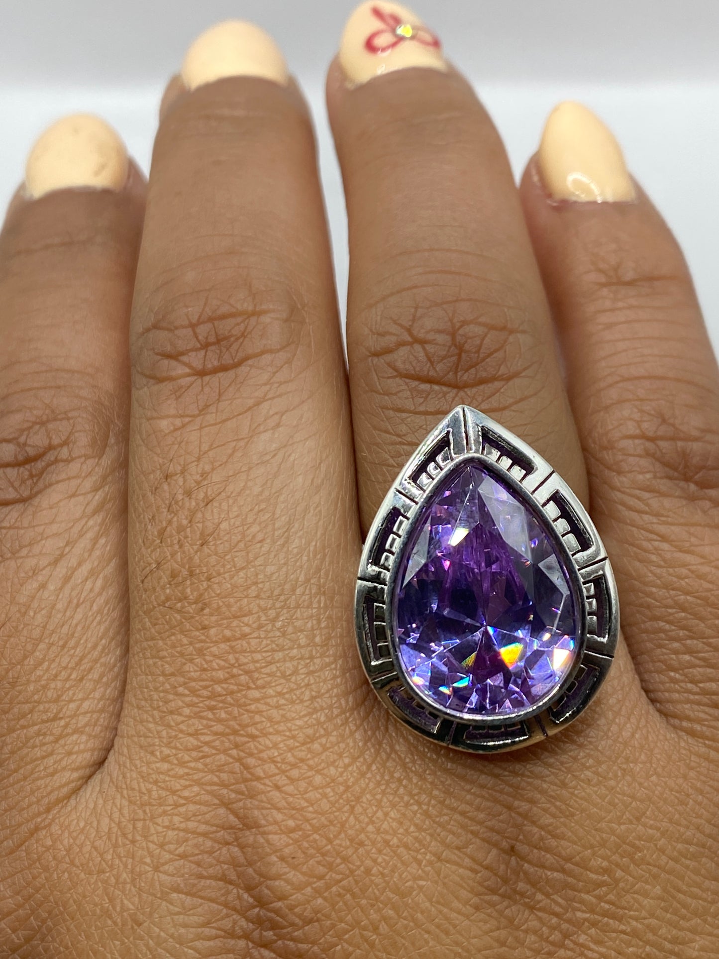Anillo sobre fondo gris con marca 925 visible en el interior