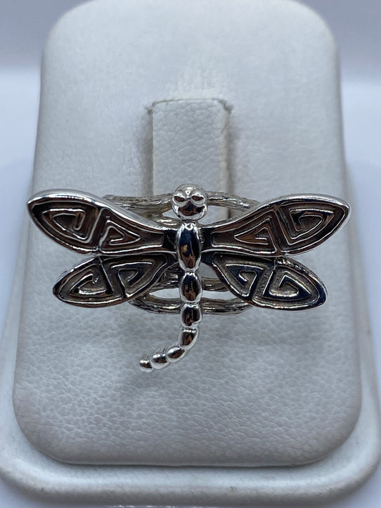 Anillo de plata .950 con diseño prehispánico de libélula en la mano de una mujer