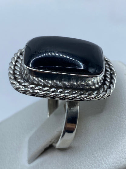 Detalle del ónix negro pulido y el engaste a mano en plata .925
