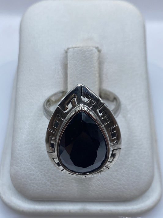 Anillo de plata ajustable con circonia negra facetada en diseño geométrico prehispánico