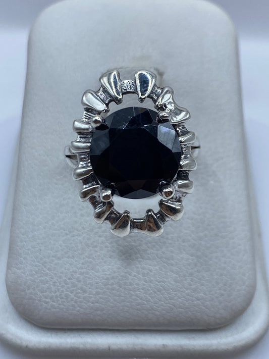 Anillo de plata con circonia negra engastada, corona de pétalos, en estuche blanco