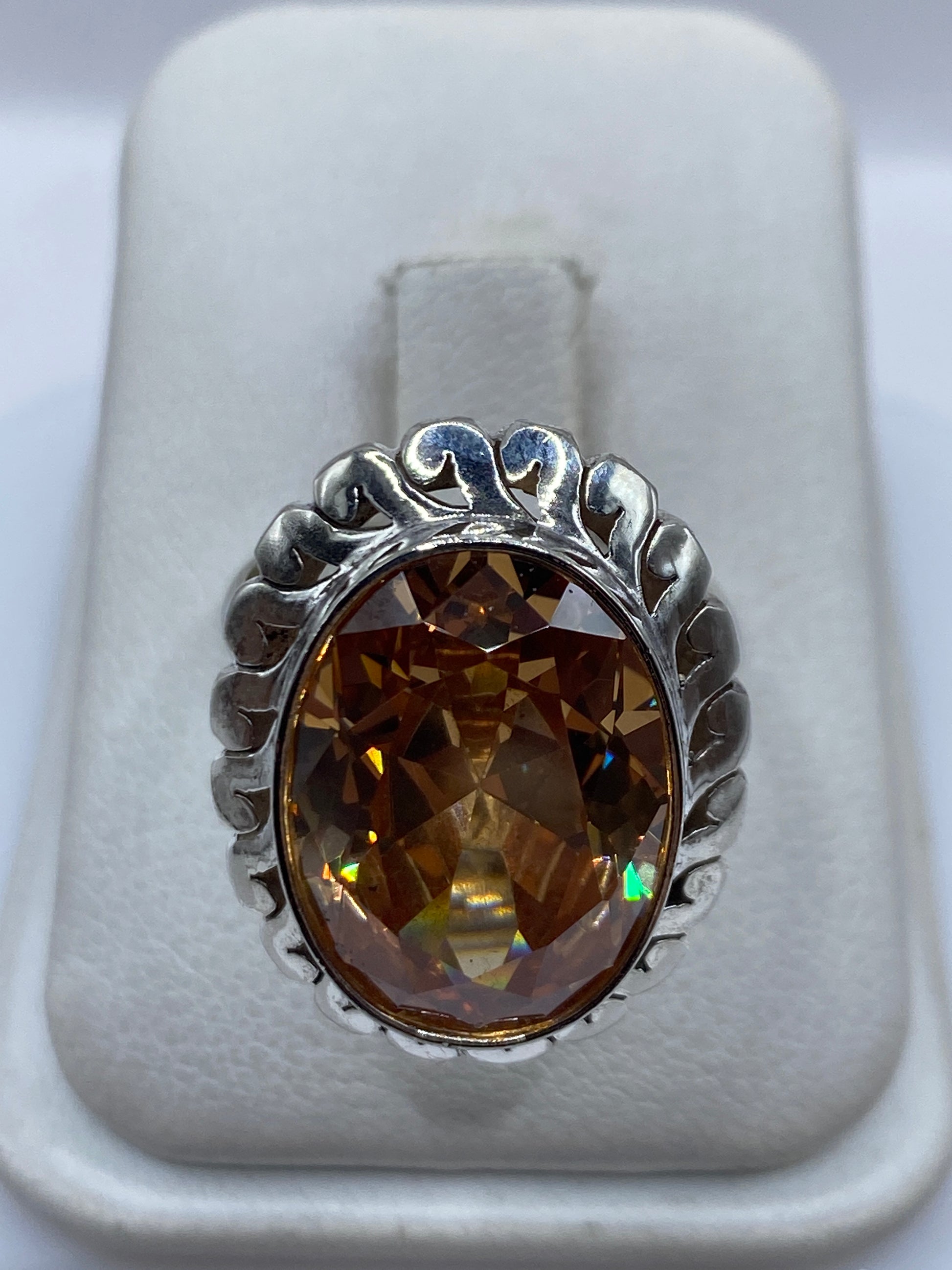 Anillo ajustable de plata .925 con circonia café facetada, ornamentación vintage en relieve