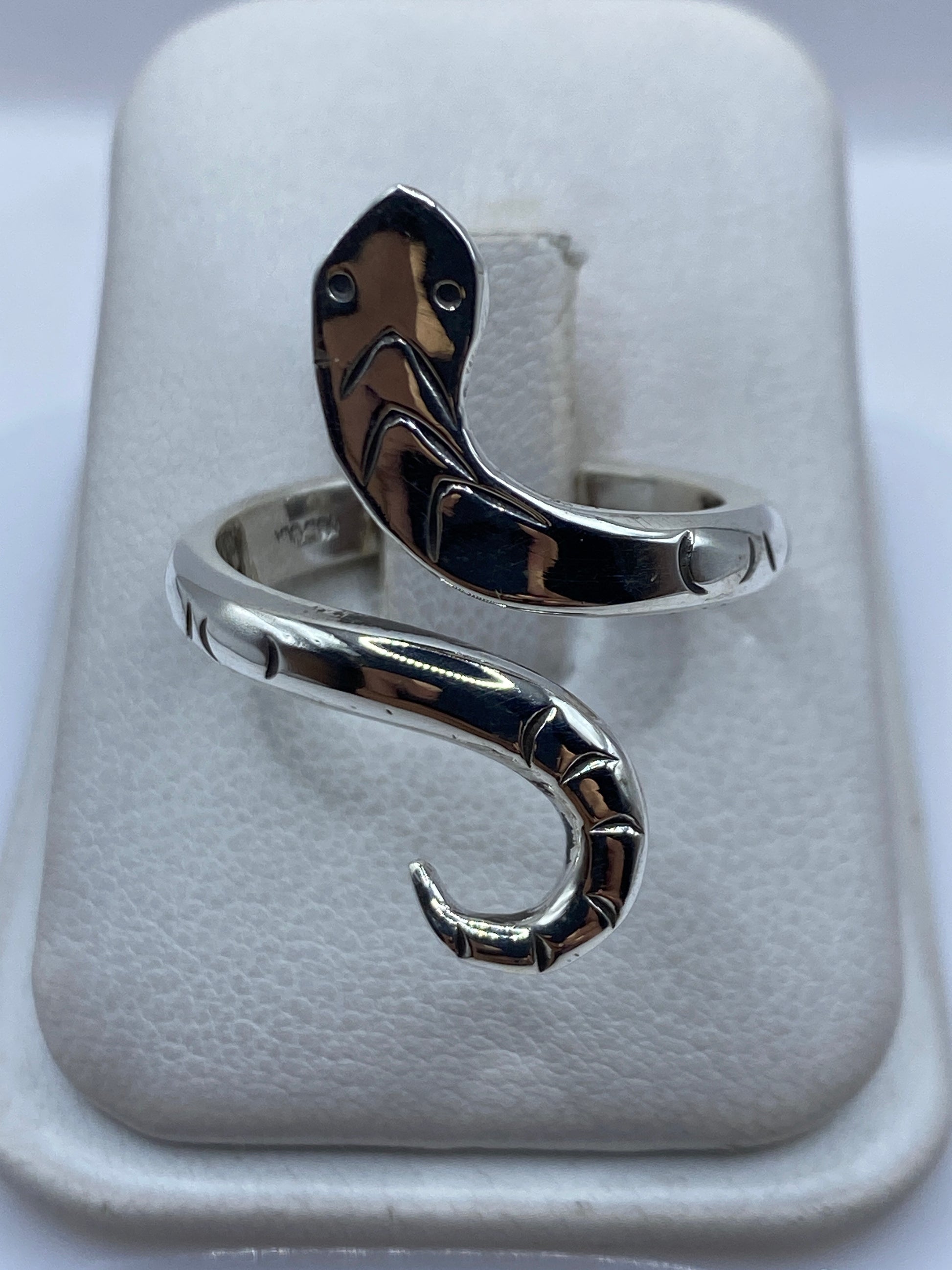 Anillo de plata serpiente ajustable envolvente en dedo de mujer