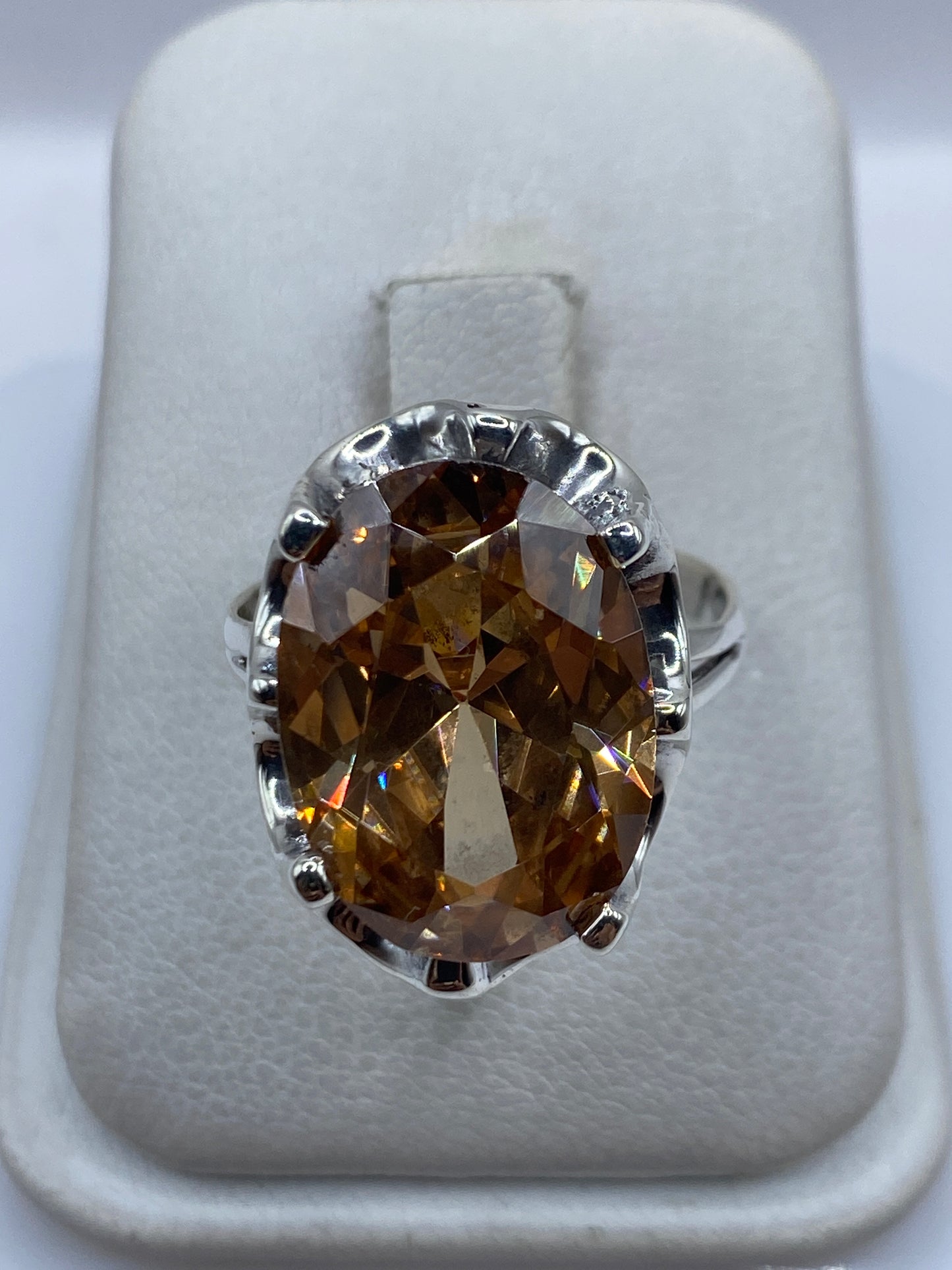 Anillo de plata .925 con circonia café engastada a mano, vista frontal