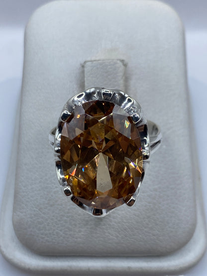 Anillo de plata .925 con circonia café engastada a mano, vista frontal