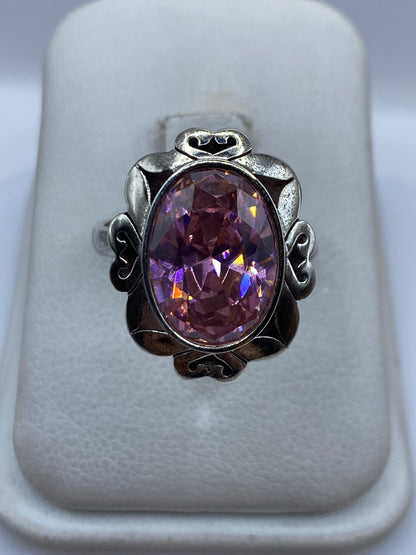 Anillo ajustable de plata .925 con circonia rosa, visto en caja de presentación