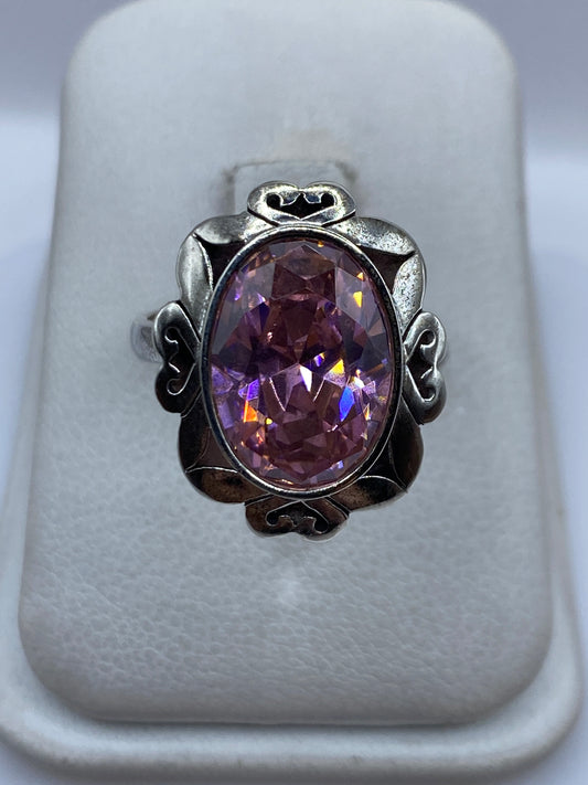 Anillo ajustable de plata .925 con circonia rosa, visto en caja de presentación