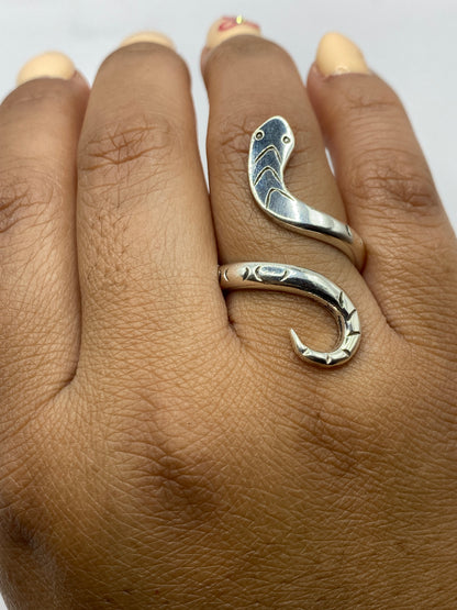 Detalle de las bandas giratorias del anillo de plata de Taxco en posición abierta