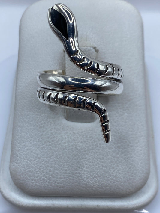 Anillo de plata serpiente ajustable envolvente en mano de mujer