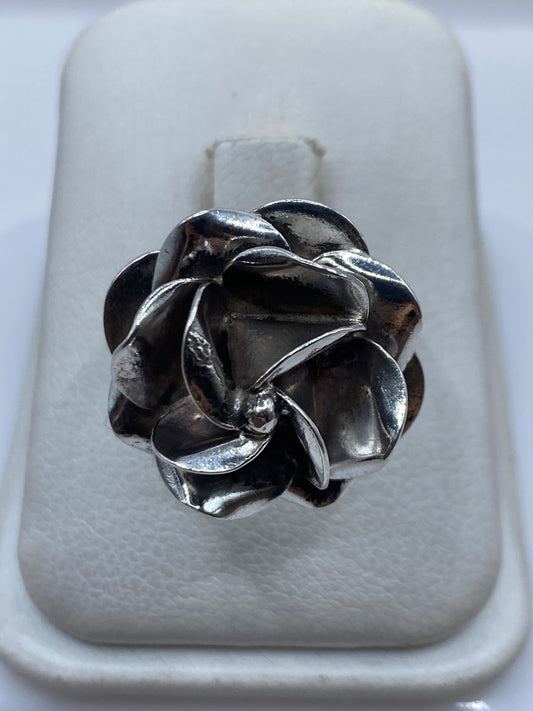 Anillo floral rosa en plata .925 ajustable sobre mostrador blanco