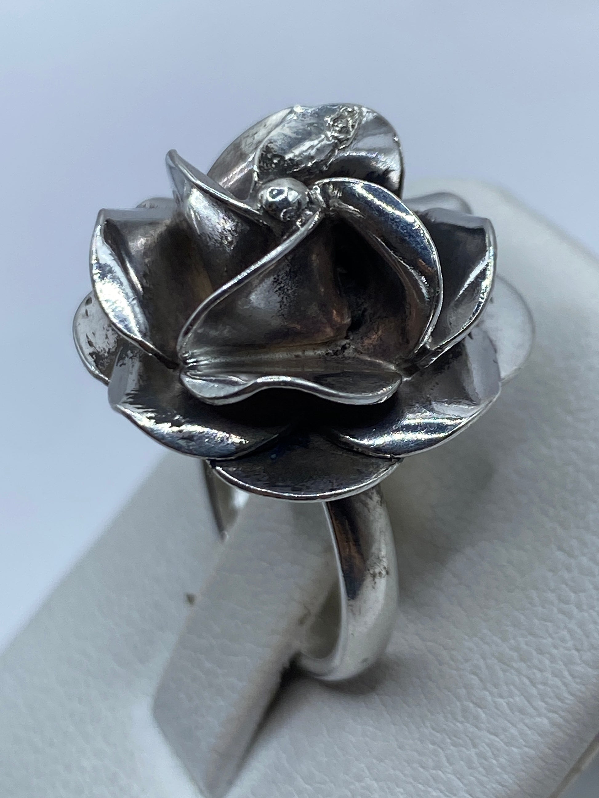 Anillo rosa puesto en dedo de mujer mostrando el ajuste